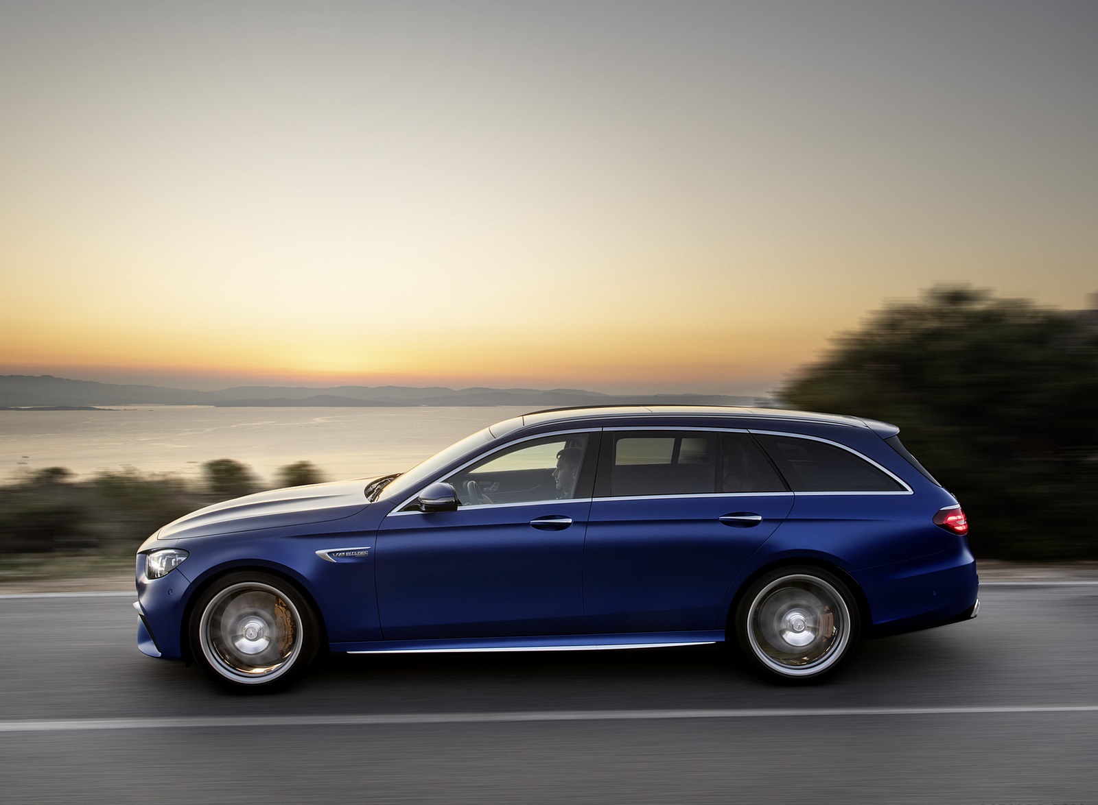 2021 Mercedes-AMG E 63 S Estate (Color: Brilliant Blue Magno) Side Wallpapers #78 of 95