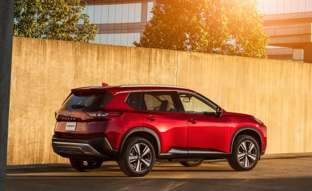 2021 Nissan Rogue Platinum AWD Rear Three-Quarter Wallpapers 450x275 (31)