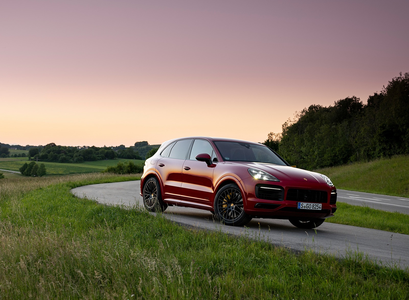2021 Porsche Cayenne GTS (Color: Carmine Red) Front Three-Quarter Wallpapers (9)