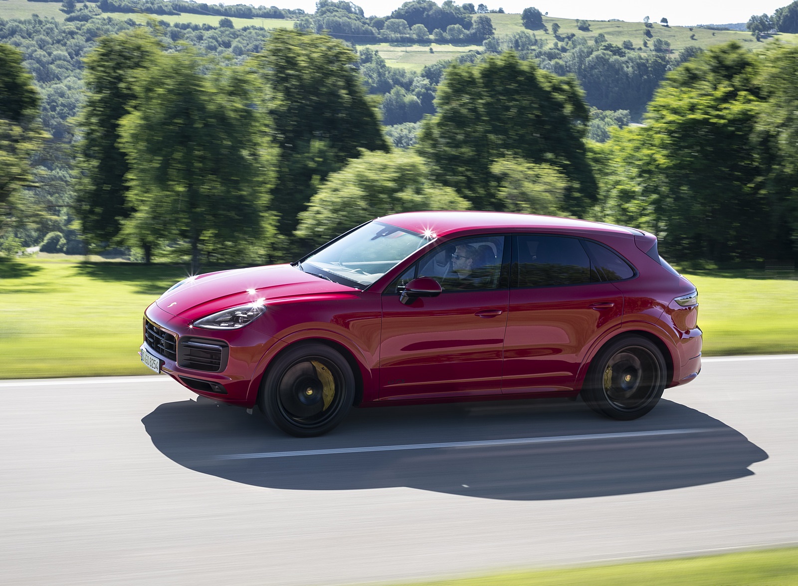 2021 Porsche Cayenne GTS (Color: Carmine Red) Front Three-Quarter Wallpapers (3)
