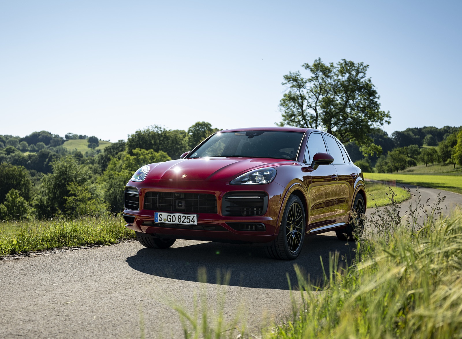 2021 Porsche Cayenne GTS (Color: Carmine Red) Front Three-Quarter Wallpapers (10)