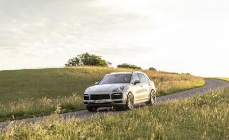 2021 Porsche Cayenne GTS (Color: Sechura Beige Metallic) Front Three-Quarter Wallpapers 450x275 (29)