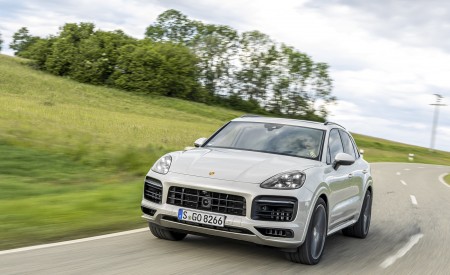 2021 Porsche Cayenne GTS (Color: Sechura Beige Metallic) Front Three-Quarter Wallpapers 450x275 (43)