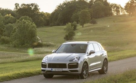2021 Porsche Cayenne GTS (Color: Sechura Beige Metallic) Front Three-Quarter Wallpapers 450x275 (32)