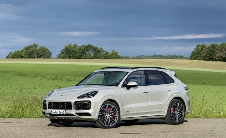 2021 Porsche Cayenne GTS (Color: Sechura Beige Metallic) Front Three-Quarter Wallpapers 450x275 (57)