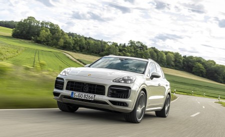 2021 Porsche Cayenne GTS (Color: Sechura Beige Metallic) Front Three-Quarter Wallpapers 450x275 (33)
