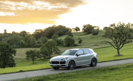 2021 Porsche Cayenne GTS (Color: Sechura Beige Metallic) Front Three-Quarter Wallpapers 450x275 (28)
