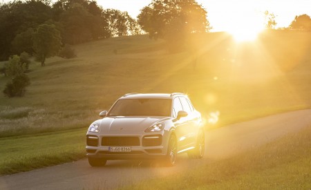 2021 Porsche Cayenne GTS (Color: Sechura Beige Metallic) Front Wallpapers 450x275 (27)