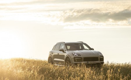 2021 Porsche Cayenne GTS (Color: Sechura Beige Metallic) Front Wallpapers 450x275 (56)