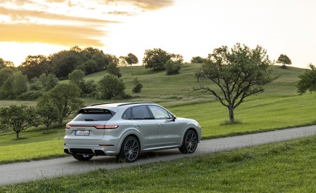 2021 Porsche Cayenne GTS (Color: Sechura Beige Metallic) Rear Three-Quarter Wallpapers 450x275 (37)