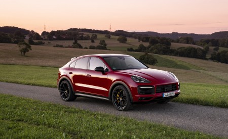 2021 Porsche Cayenne GTS Coupe (Color: Carmine Red) Front Three-Quarter Wallpapers 450x275 (24)
