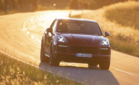 2021 Porsche Cayenne GTS Coupe (Color: Carmine Red) Front Wallpapers 450x275 (15)