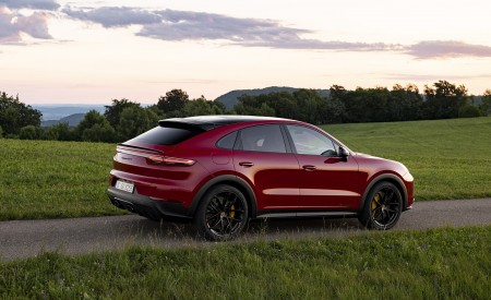 2021 Porsche Cayenne GTS Coupe (Color: Carmine Red) Rear Three-Quarter Wallpapers 450x275 (28)