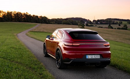 2021 Porsche Cayenne GTS Coupe (Color: Carmine Red) Rear Three-Quarter Wallpapers 450x275 (29)