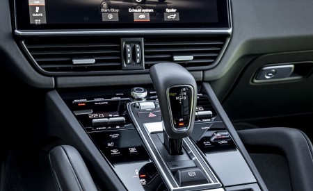 2021 Porsche Cayenne GTS Coupe (Color: Crayon) Central Console Wallpapers 450x275 (113)