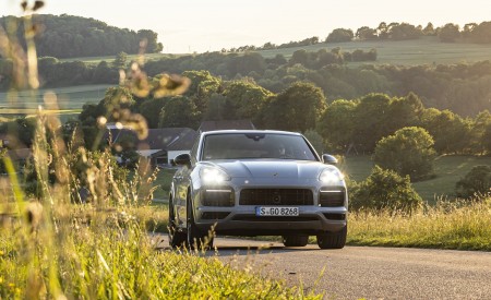 2021 Porsche Cayenne GTS Coupe (Color: Crayon) Front Wallpapers 450x275 (94)