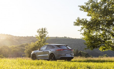 2021 Porsche Cayenne GTS Coupe (Color: Crayon) Rear Three-Quarter Wallpapers 450x275 (88)