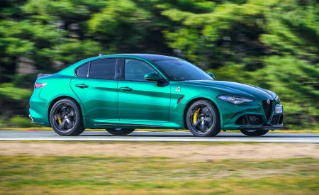 2020 Alfa Romeo Giulia Quadrifoglio Front Three-Quarter Wallpapers 450x275 (13)