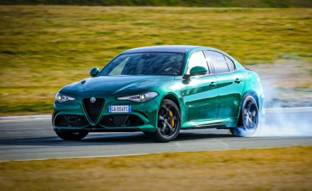 2020 Alfa Romeo Giulia Quadrifoglio Front Three-Quarter Wallpapers 450x275 (5)