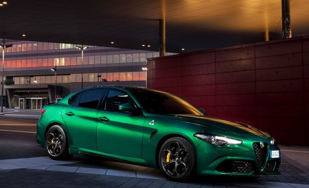 2020 Alfa Romeo Giulia Quadrifoglio Front Three-Quarter Wallpapers 450x275 (24)