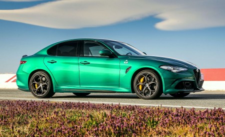 2020 Alfa Romeo Giulia Quadrifoglio Front Three-Quarter Wallpapers 450x275 (19)