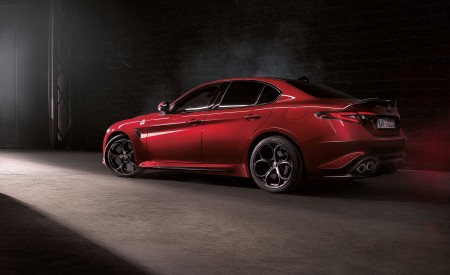 2020 Alfa Romeo Giulia Quadrifoglio Rear Three-Quarter Wallpapers 450x275 (25)