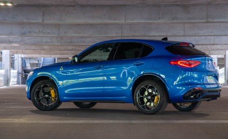 2020 Alfa Romeo Stelvio Quadrifoglio Rear Three-Quarter Wallpapers 450x275 (34)