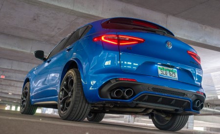 2020 Alfa Romeo Stelvio Quadrifoglio Rear Three-Quarter Wallpapers 450x275 (35)