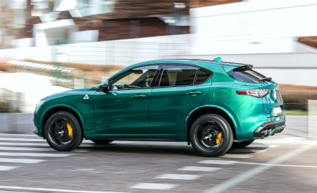 2020 Alfa Romeo Stelvio Quadrifoglio Rear Three-Quarter Wallpapers 450x275 (3)