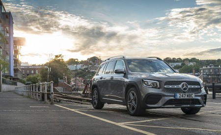 2020 Mercedes-Benz GLB 220d (UK-Spec) Front Three-Quarter Wallpapers 450x275 (40)