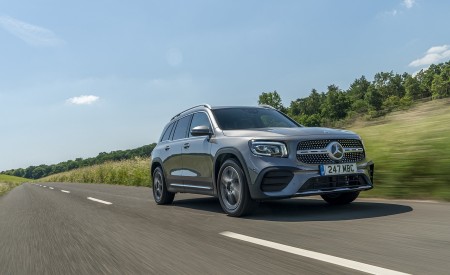 2020 Mercedes-Benz GLB 220d (UK-Spec) Front Three-Quarter Wallpapers 450x275 (3)