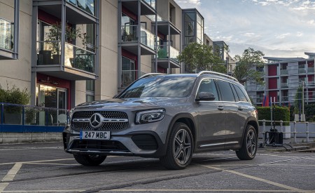 2020 Mercedes-Benz GLB 220d (UK-Spec) Front Three-Quarter Wallpapers 450x275 (41)