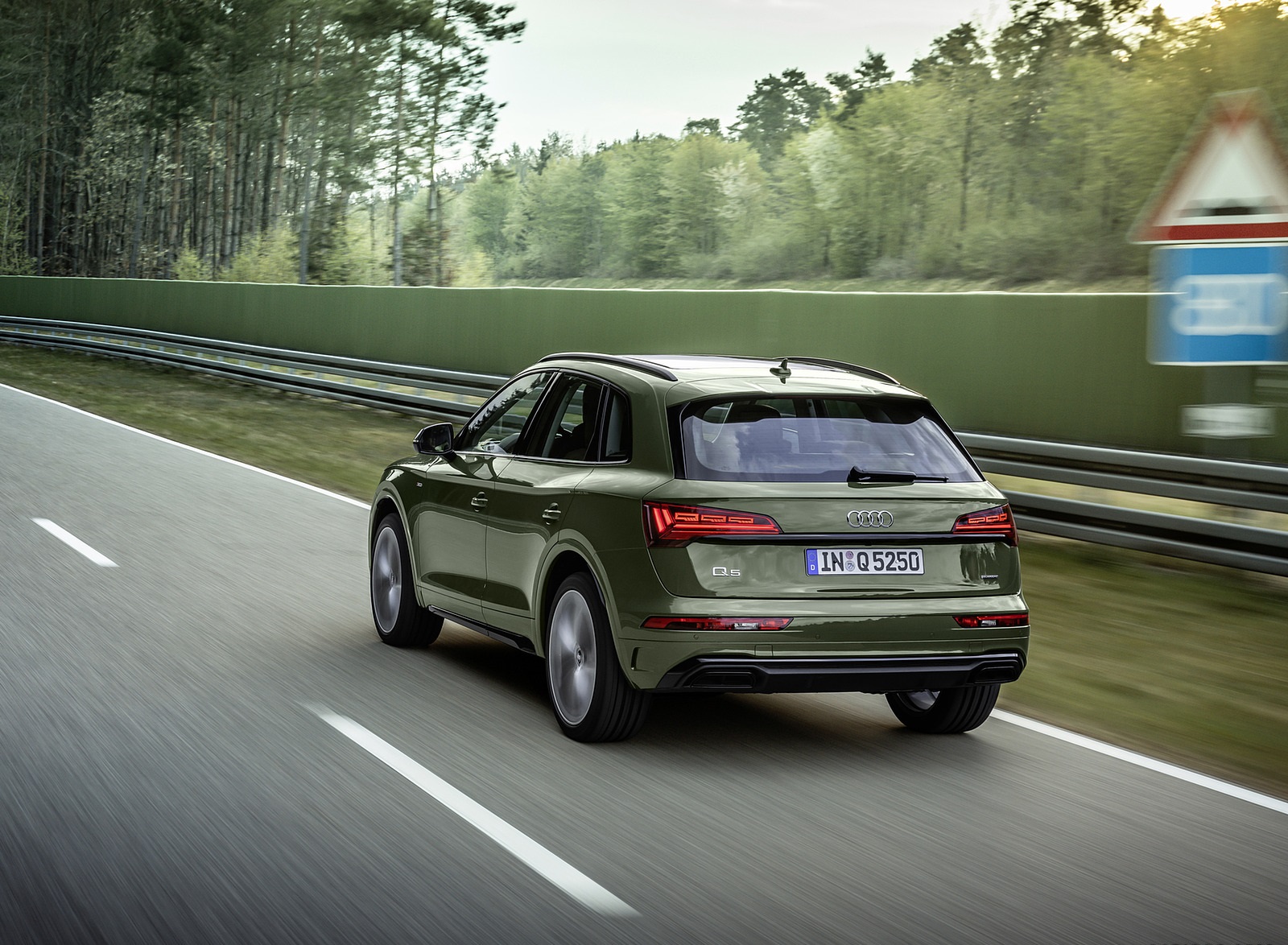 2021 Audi Q5 (Color: District Green) Rear Three-Quarter Wallpapers  #4 of 78