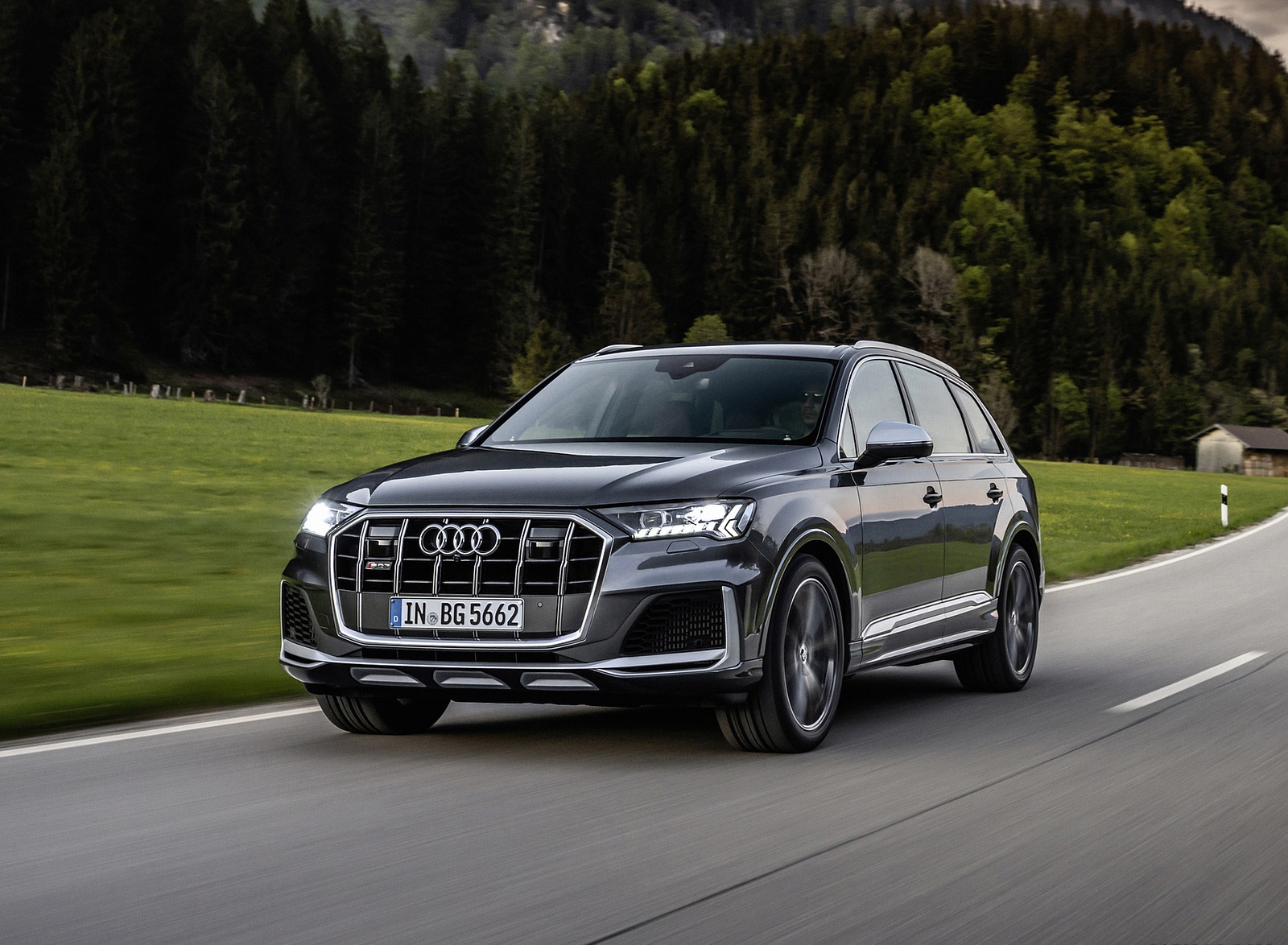 2021 Audi SQ7 TFSI (Color: Daytona Grey) Front Three-Quarter Wallpapers  (2)