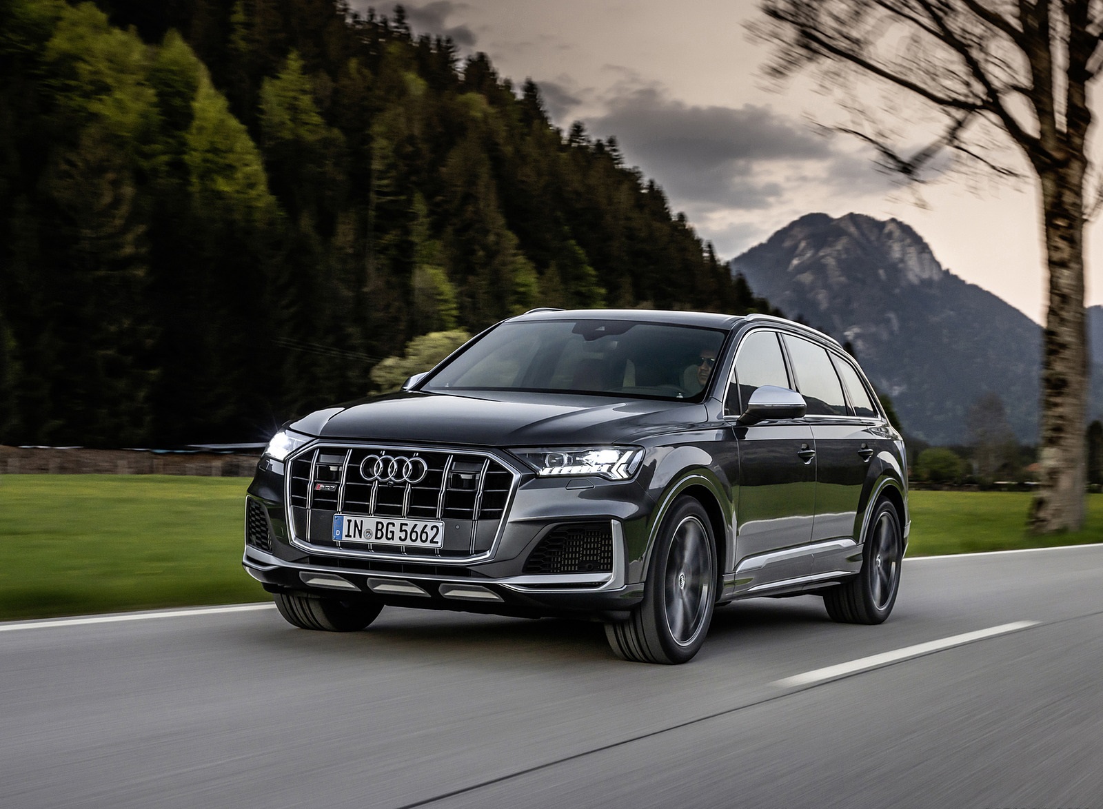 2021 Audi SQ7 TFSI (Color: Daytona Grey) Front Three-Quarter Wallpapers  (1)
