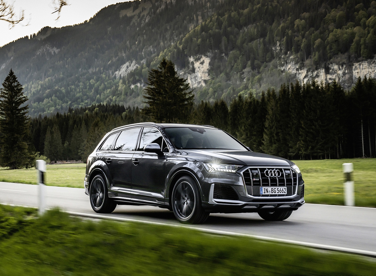 2021 Audi SQ7 TFSI (Color: Daytona Grey) Front Three-Quarter Wallpapers  (3)