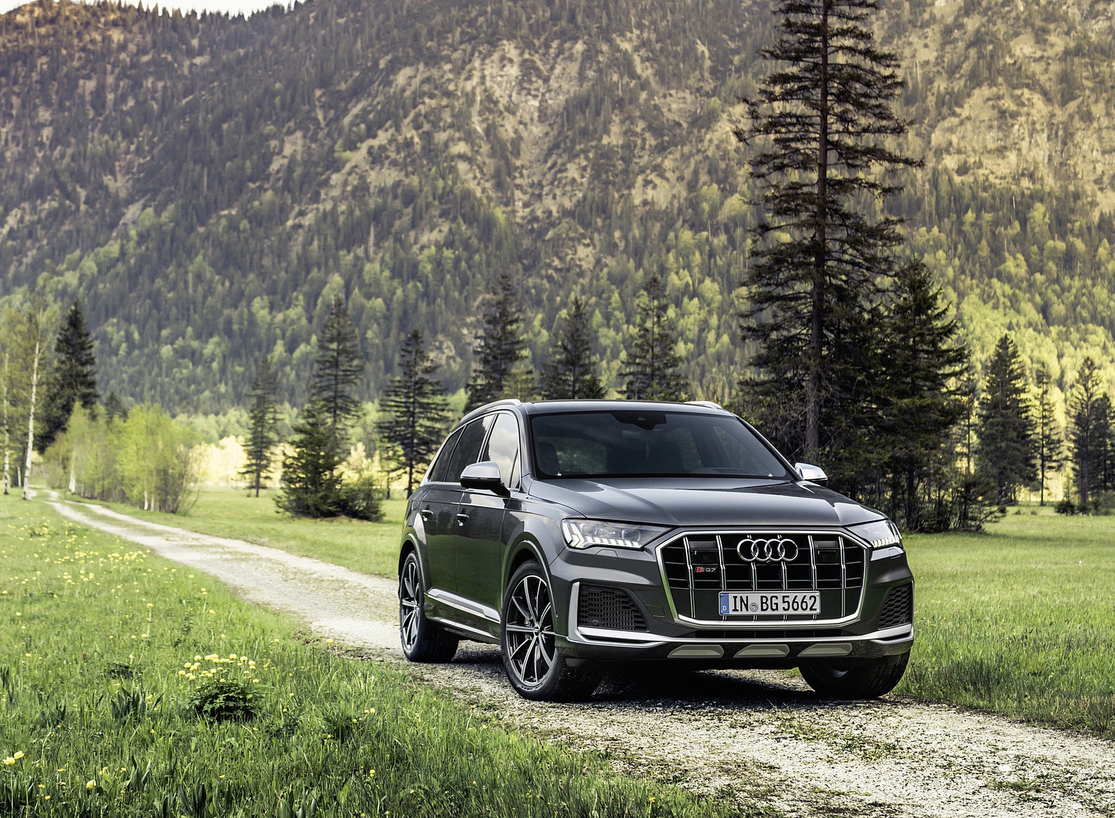 2021 Audi SQ7 TFSI (Color: Daytona Grey) Front Three-Quarter Wallpapers (9)