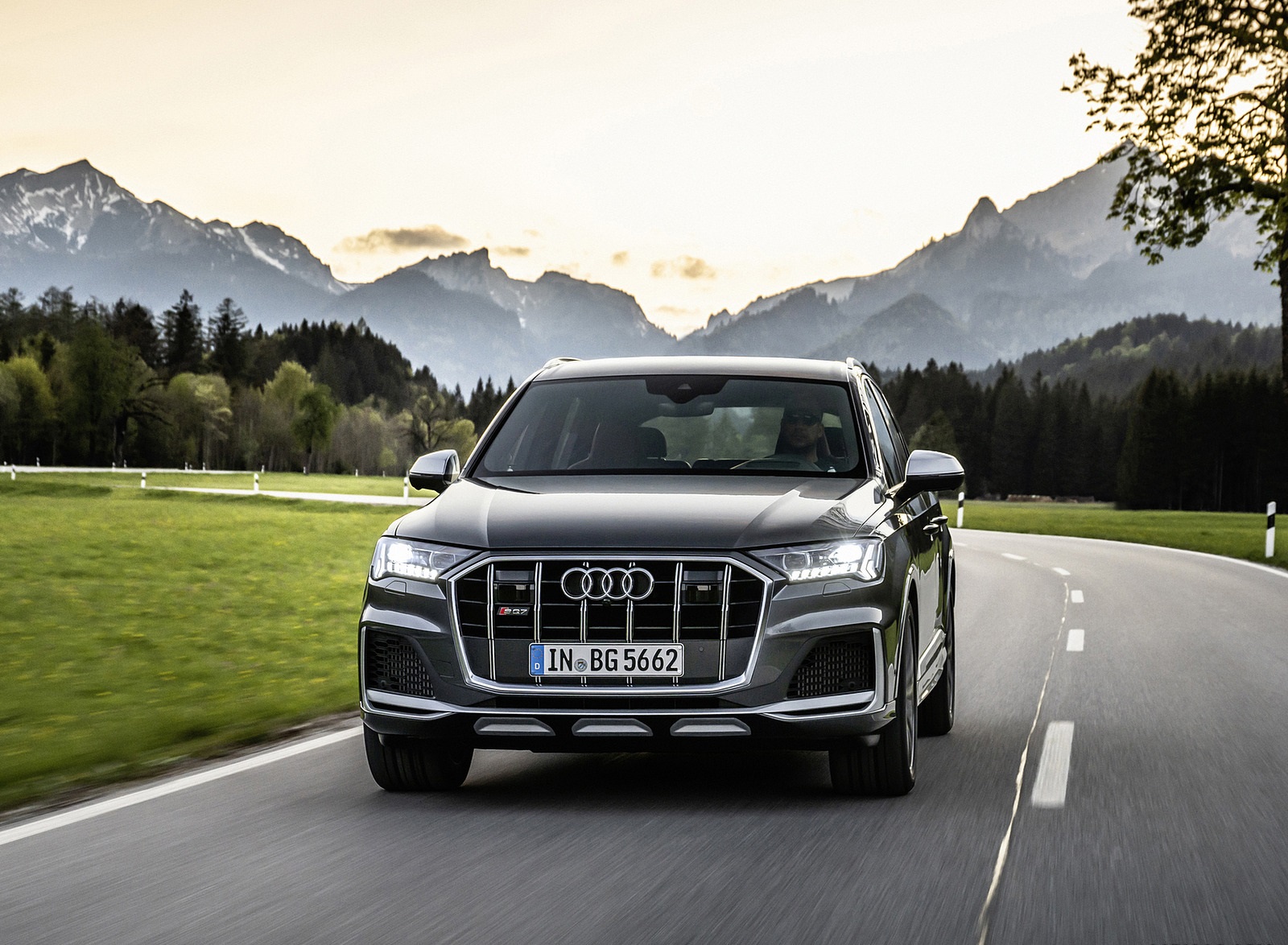 2021 Audi SQ7 TFSI (Color: Daytona Grey) Front Wallpapers (5)