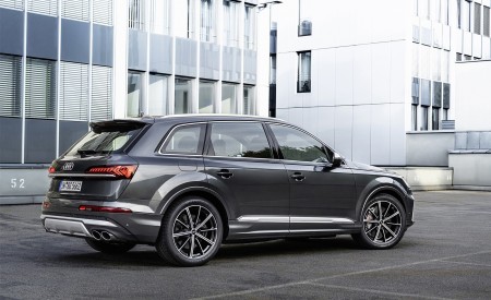 2021 Audi SQ7 TFSI (Color: Daytona Grey) Rear Three-Quarter Wallpapers  450x275 (18)