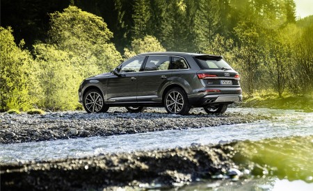 2021 Audi SQ7 TFSI (Color: Daytona Grey) Rear Three-Quarter Wallpapers 450x275 (15)
