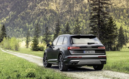 2021 Audi SQ7 TFSI (Color: Daytona Grey) Rear Three-Quarter Wallpapers 450x275 (10)