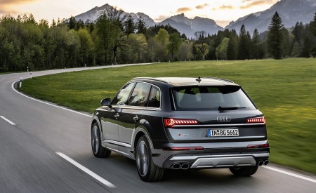 2021 Audi SQ7 TFSI (Color: Daytona Grey) Rear Three-Quarter Wallpapers 450x275 (6)