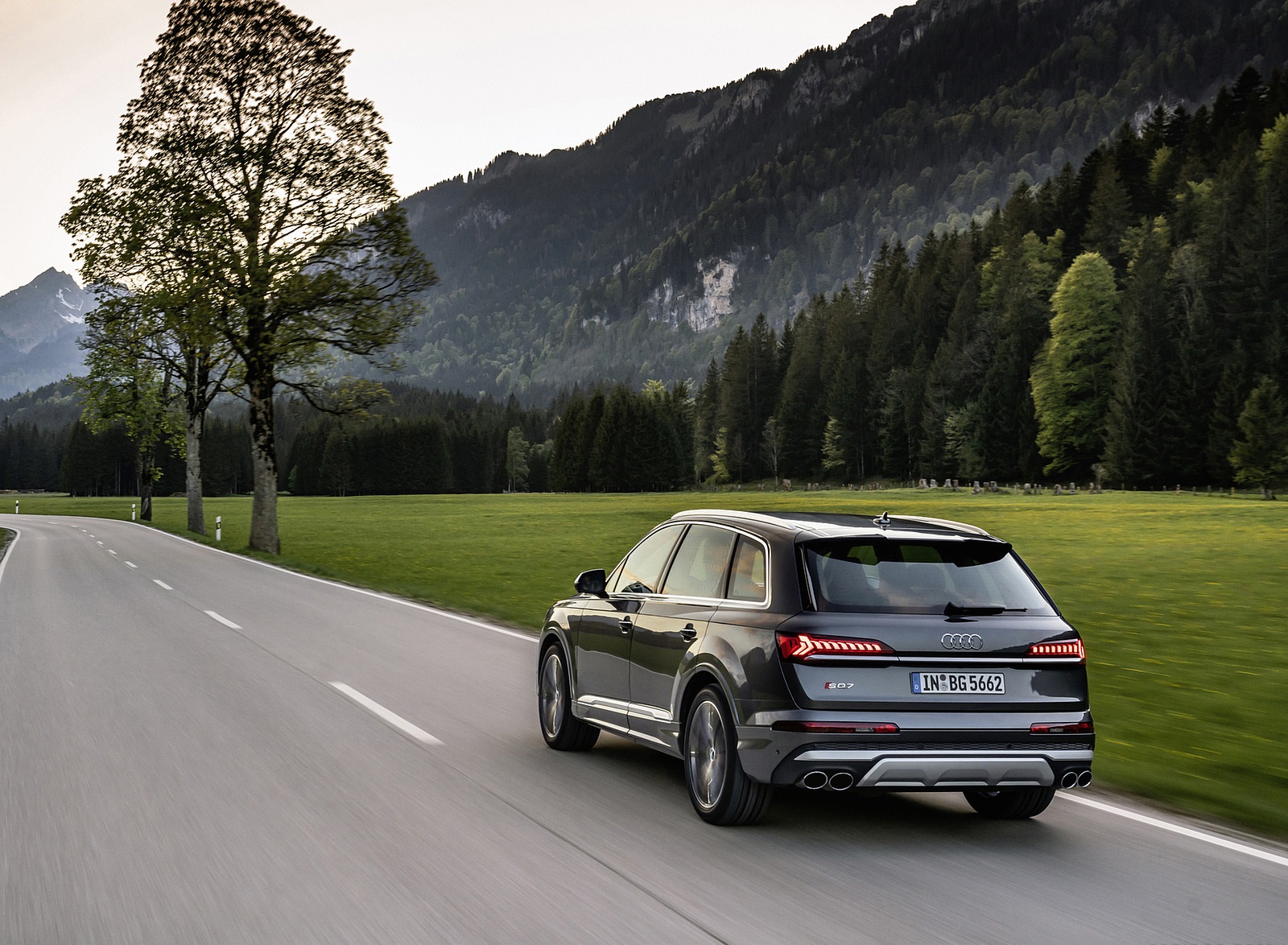 2021 Audi SQ7 TFSI (Color: Daytona Grey) Rear Wallpapers (7)