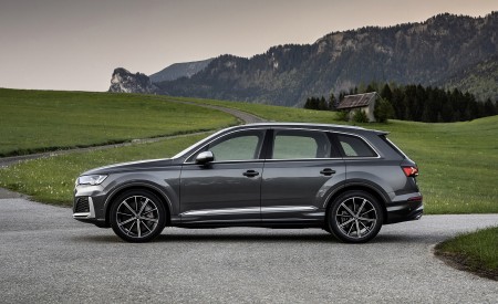 2021 Audi SQ7 TFSI (Color: Daytona Grey) Side Wallpapers 450x275 (26)