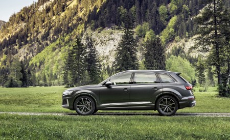 2021 Audi SQ7 TFSI (Color: Daytona Grey) Side Wallpapers 450x275 (11)