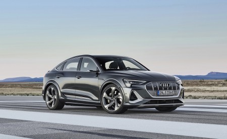 2021 Audi e-tron S Sportback (Color: Daytona Gray) Front Three-Quarter Wallpapers  450x275 (21)