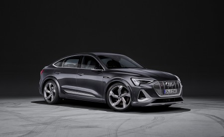 2021 Audi e-tron S Sportback (Color: Daytona Gray) Front Three-Quarter Wallpapers 450x275 (31)