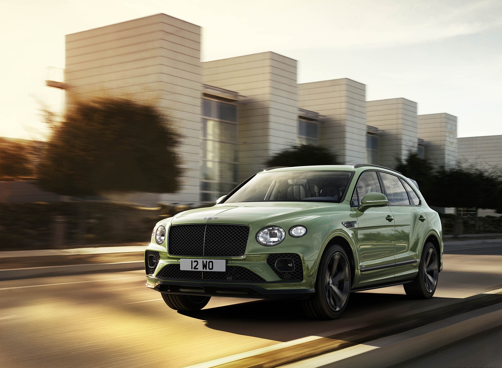 2021 Bentley Bentayga V8 (Color: Alpine Green) Front Three-Quarter Wallpapers (1)