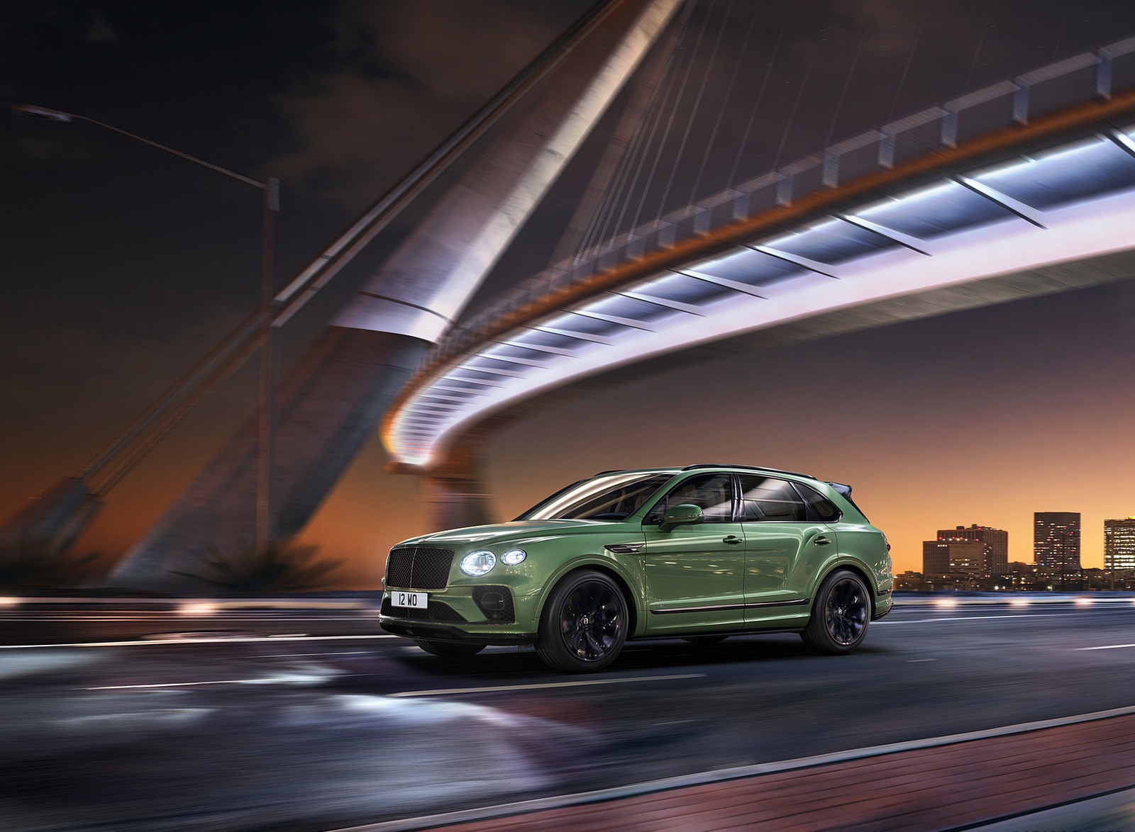2021 Bentley Bentayga V8 (Color: Alpine Green) Front Three-Quarter Wallpapers #3 of 32