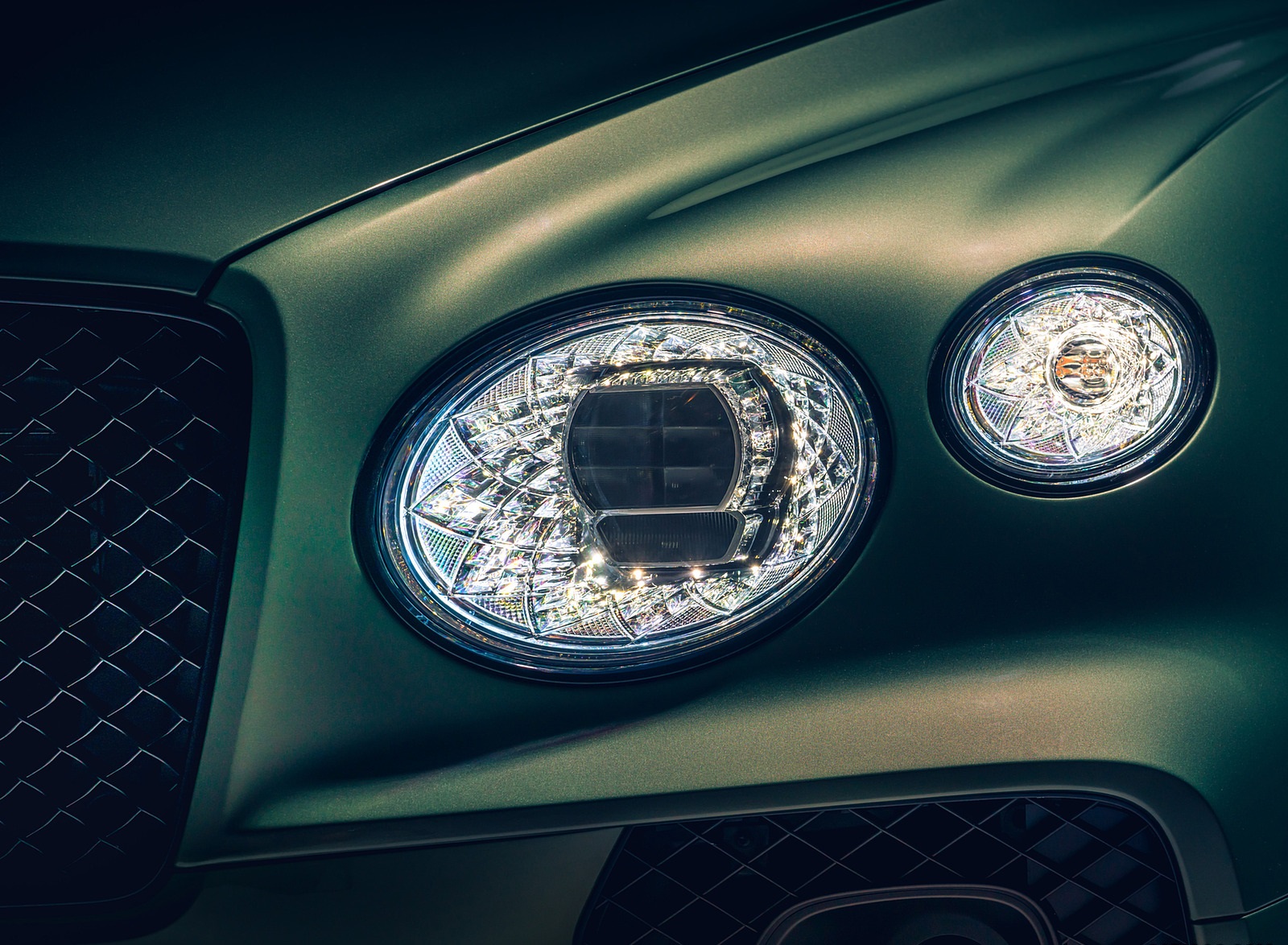 2021 Bentley Bentayga V8 (Color: Alpine Green) Headlight Wallpapers (10)